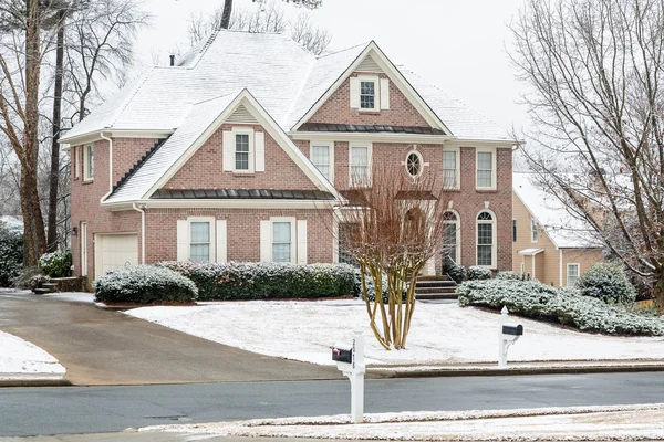 Casa de tijolo após a neve — Fotografia de Stock