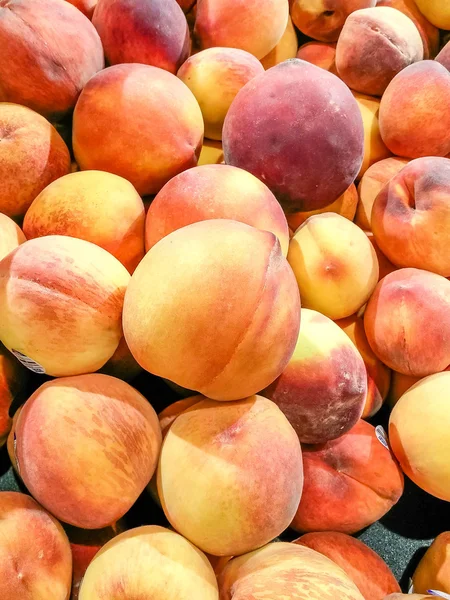 Färska persikor på en marknad — Stockfoto