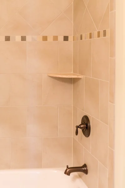 Ducha de azulejos con accesorios de bronce — Foto de Stock