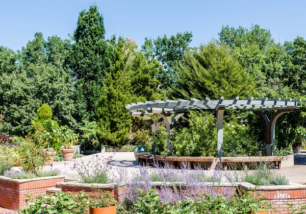 Empty Bench in Seating Area of Park — Stock Photo, Image