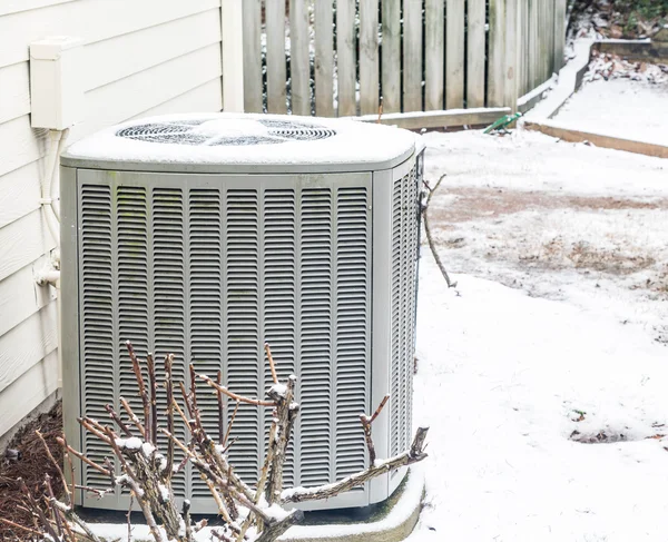 Air Conditioner eenheid in de sneeuw — Stockfoto