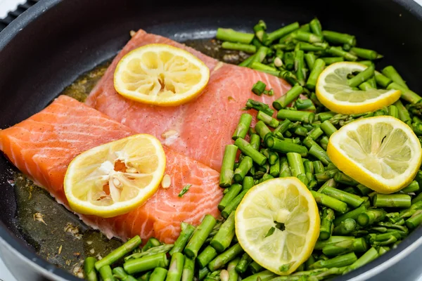 Asparagus and Salmon in Pan — Stock Photo, Image