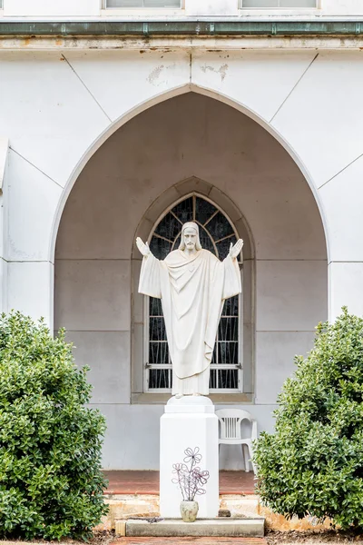 Staty av Jesus på innergården — Stockfoto