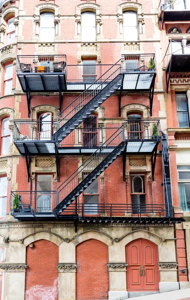 Zwarte smeedijzeren Brandtrap op oude bakstenen gebouw — Stockfoto