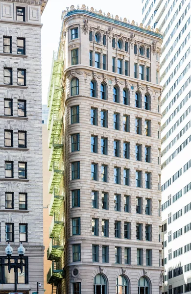 Klasická kamenná budova s zeleným balkony v Bostonu — Stock fotografie