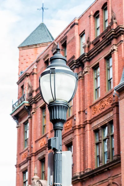 Classic Old Lamp Post by Brick Building — Stock Photo, Image