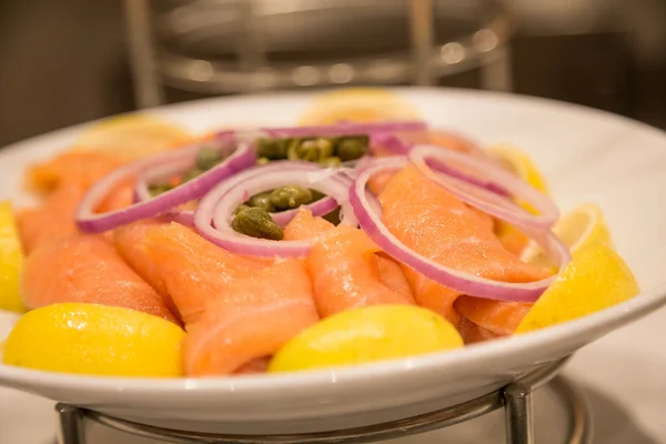 Platter de salmão defumado com limão de cebola e alcaparras — Fotografia de Stock