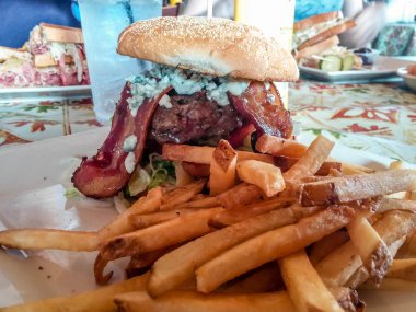 Kızarmış patates ve domuz pastırması Blue Cheese Burger
