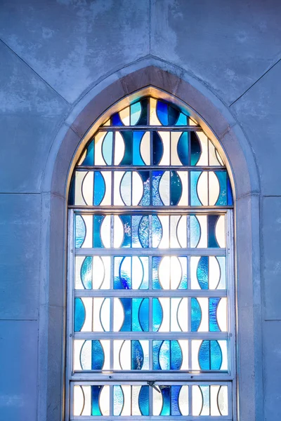 Blaue und weiße Glasmalerei im Bogenfenster — Stockfoto