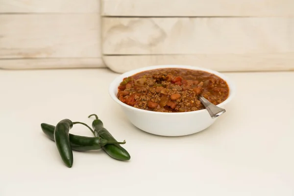 Vit skål med Chili med tre paprika — Stockfoto