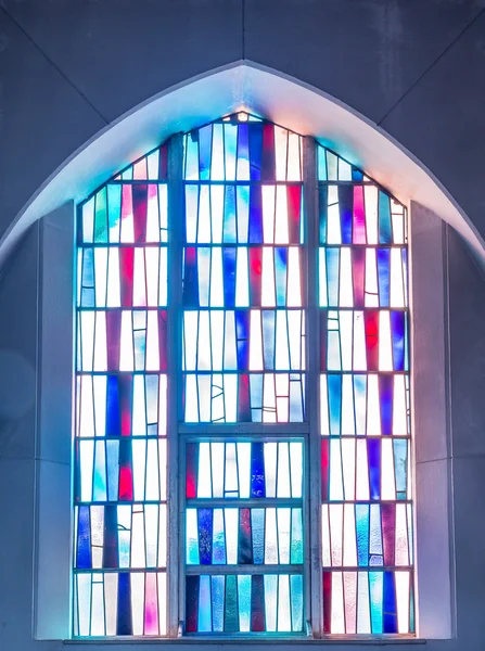 Painéis de vidro manchado simples na janela da igreja — Fotografia de Stock