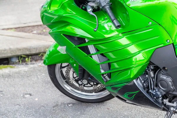 Grüne Motorhaube auf Sportfahrrad — Stockfoto