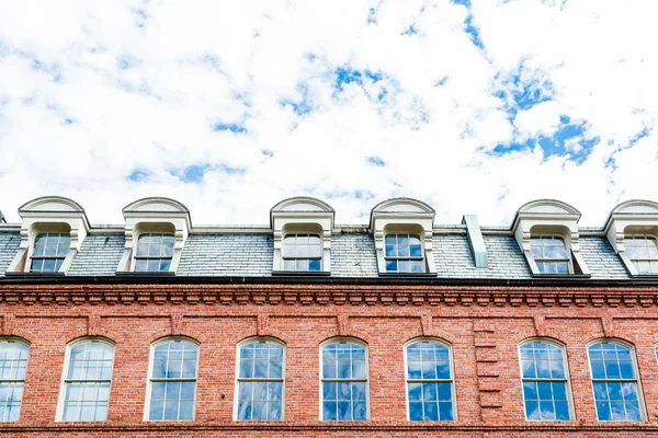 Nubes sobre el techo de Mansard —  Fotos de Stock