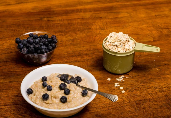 Oatmeal on Wood Tabel with Blueberries — Stock Photo, Image