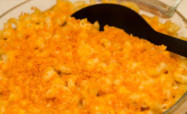 Macarrones con queso caliente y queso — Foto de Stock