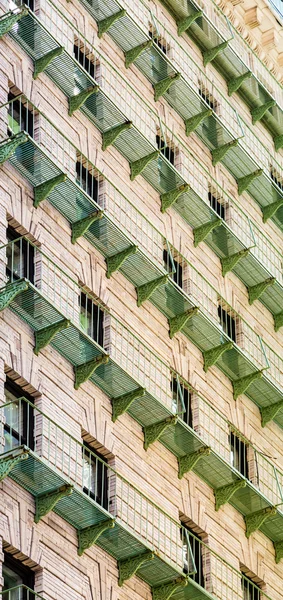 Yeşil demir balkon — Stok fotoğraf