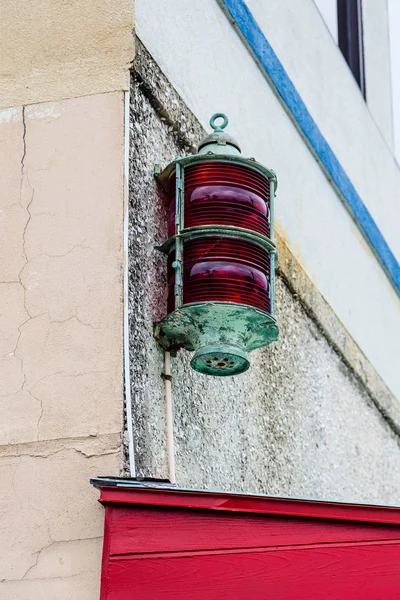 Alte Schiffe leuchten an der Wand — Stockfoto