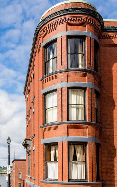 Fenêtres rondes dans l'ancien bâtiment en brique — Photo