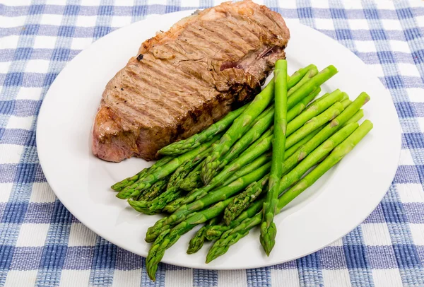 Strip Steak with Fresh Asparagus — Stock Photo, Image