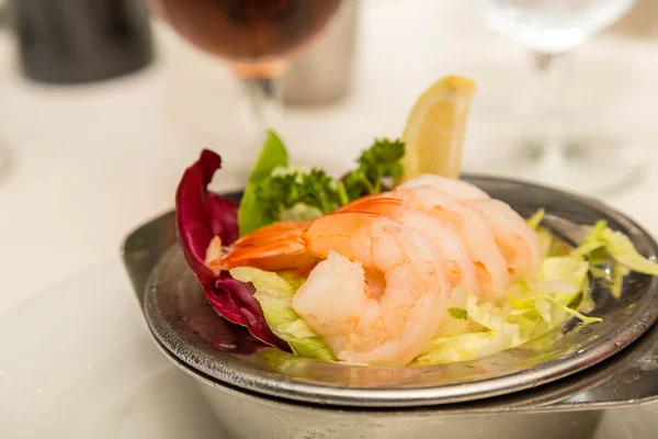 Boiled Shrimp on Bed of Lettuce — Stock Photo, Image