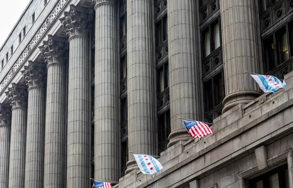 Massiva kolumner på Chicago byggnad — Stockfoto