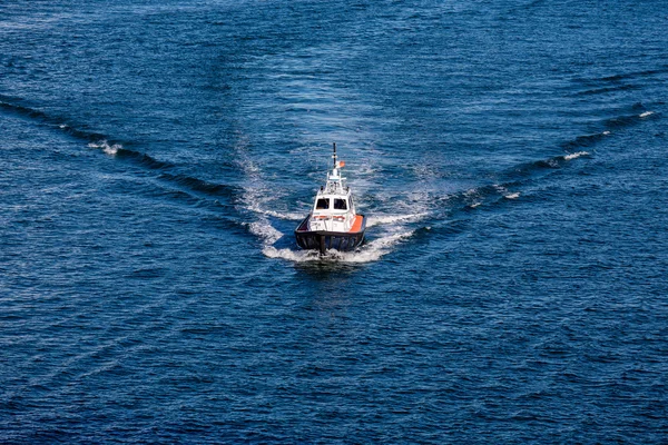 Barca pilota taglio attraverso l'acqua blu — Foto Stock