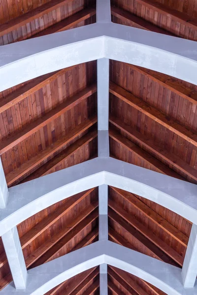 Telhado de tábua de madeira com arcos de pedra — Fotografia de Stock