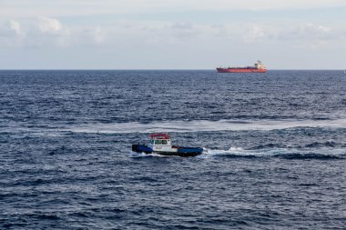arka planda tanker ile pilot tekne