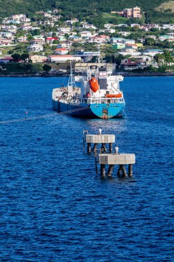 Rusty mavi Tanker masmavi suda demirli