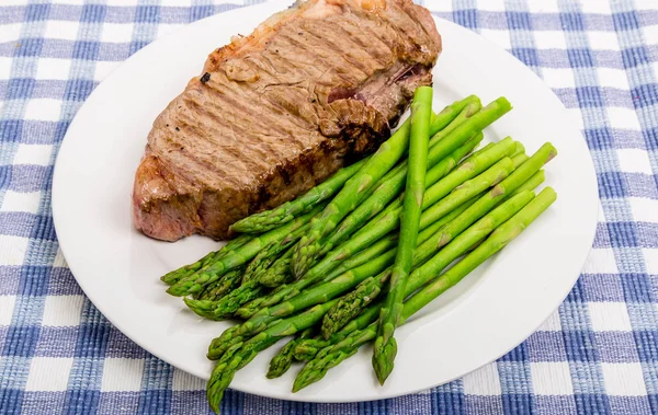 GRILOVANÝ Steak a chřest zavřít — Stock fotografie