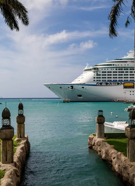 Cruise Ship Beyond Inlet in Bay — Stock Photo, Image