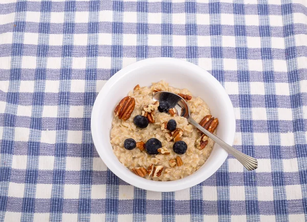 Ciotola di farina d'avena con mirtilli freschi e noci pecan tritate — Foto Stock