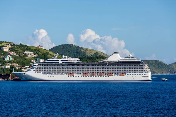 Luxus-Kreuzfahrtschiff über blaue Bucht — Stockfoto