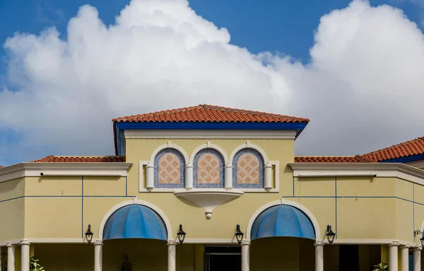 Färgglada stuckatur byggnad i Aruba — Stockfoto
