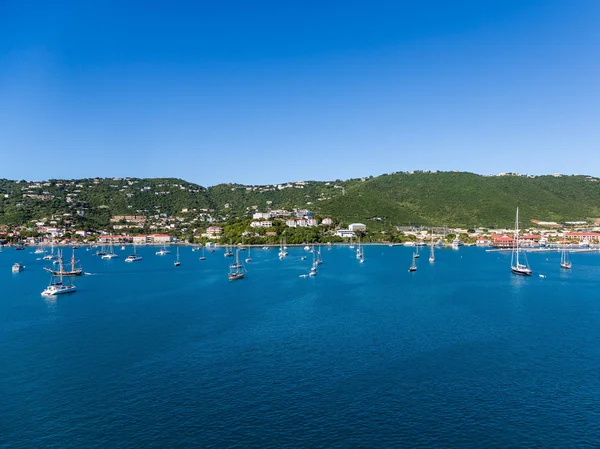 Sailboats Across Massive Blue Bay — Stock Photo, Image