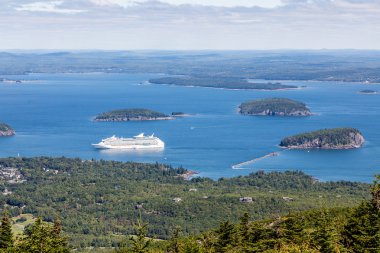 Cruise gemi Bay Cadillac dağdan