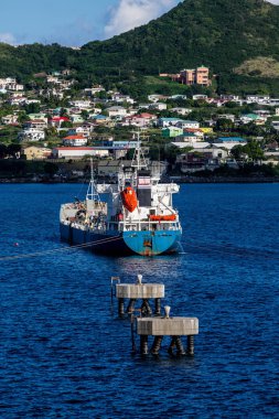 Bir koyda demirlemiş mavi Tanker