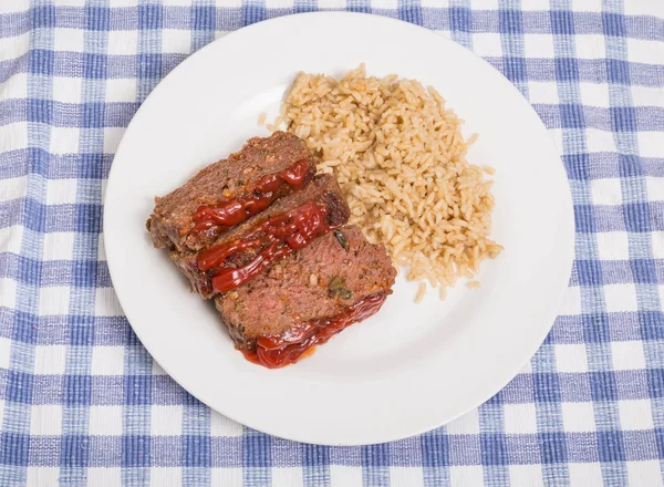 Rulo köfte ve kahverengi pirinç beyaz plaka üzerinde — Stok fotoğraf