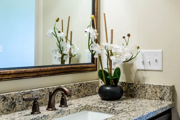 Orquídeas en encimera de baño de granito — Foto de Stock