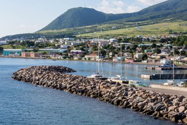 Deniz kenarındaki sete arkasında korunan Harbor tekneler