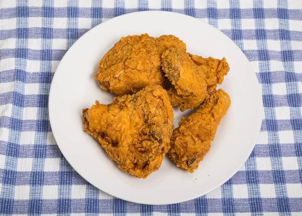 Cuatro piezas de pollo frito en la placa blanca — Foto de Stock