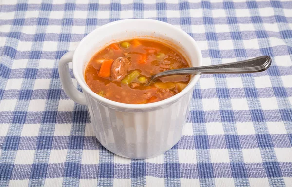 Zupa warzywo wołowiny w kubek biały — Zdjęcie stockowe