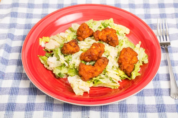 Nuggets de frango de búfalo na salada Caesar — Fotografia de Stock