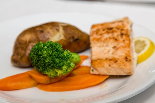 Broiled Salmon with Vegetables and Baked Potato — Stock Photo, Image