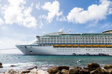 Lüks yolcu gemisi kayalar demirleyen önü