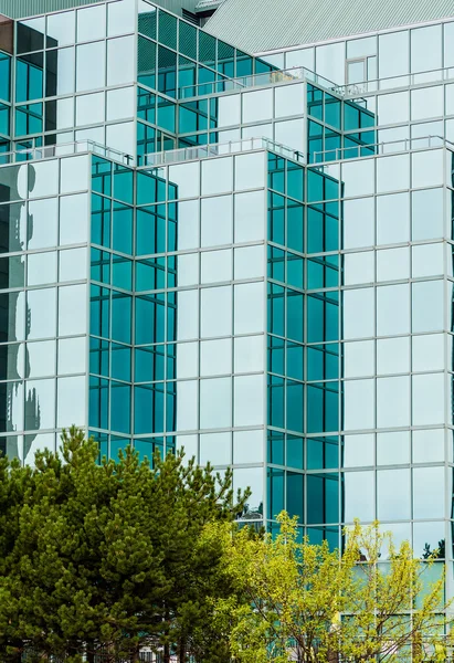 Vidro verde no edifício angulado moderno — Fotografia de Stock