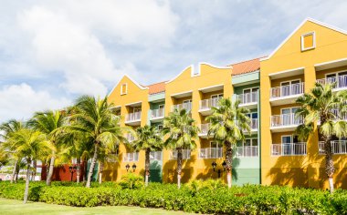 Tropics beldesinde sarı ve yeşil sıva