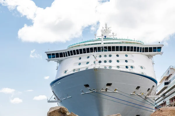 Kreuzfahrtschiff mit Seilen über Felsbrocken — Stockfoto