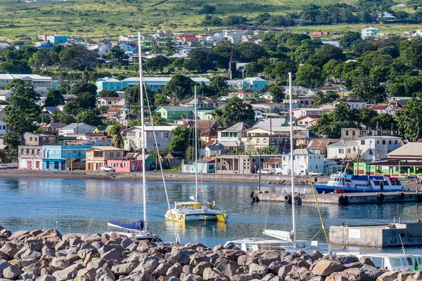 Port w pobliżu kolorowy St Kitts domów — Zdjęcie stockowe