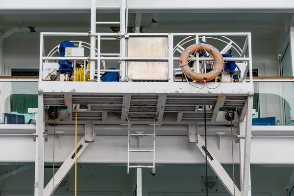 Andamio de barco blanco con manguera amarilla —  Fotos de Stock